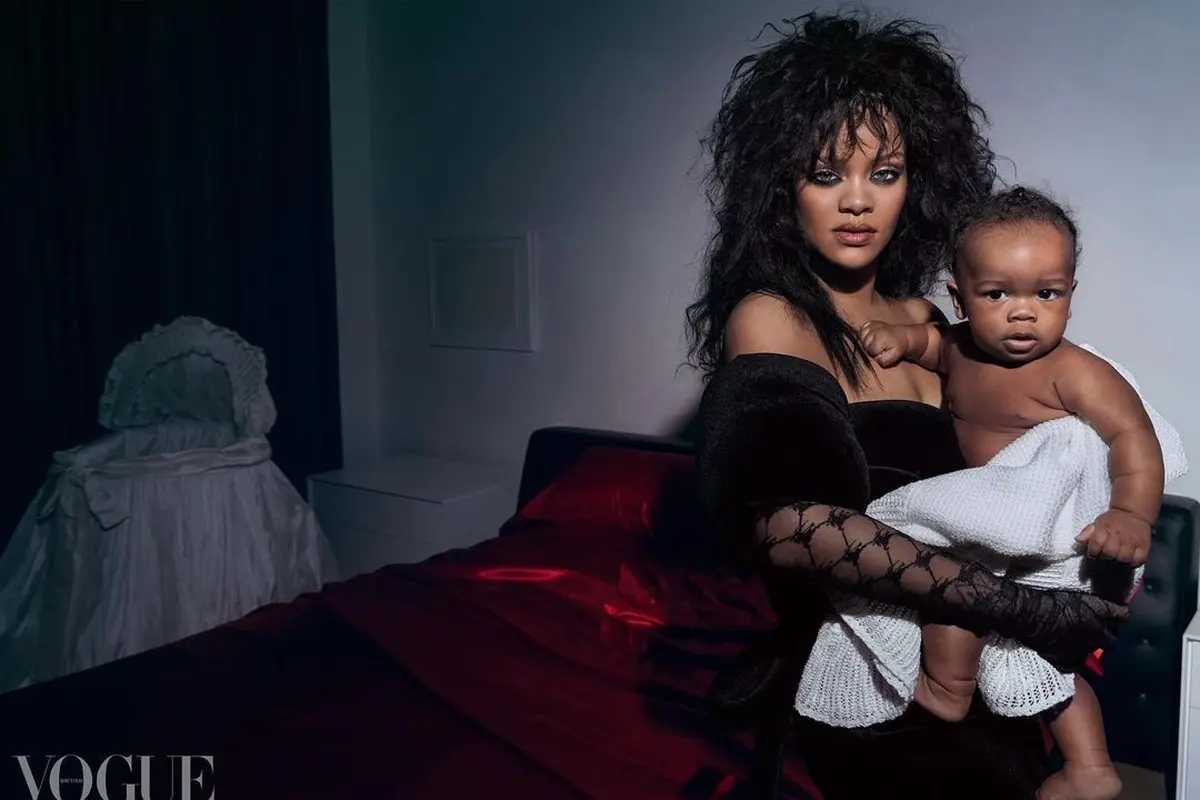 Gaya Messy Rihanna dalam Potret Keluarga di Sampul Vogue British, Gambaran Penampilan Sebagai Ibu