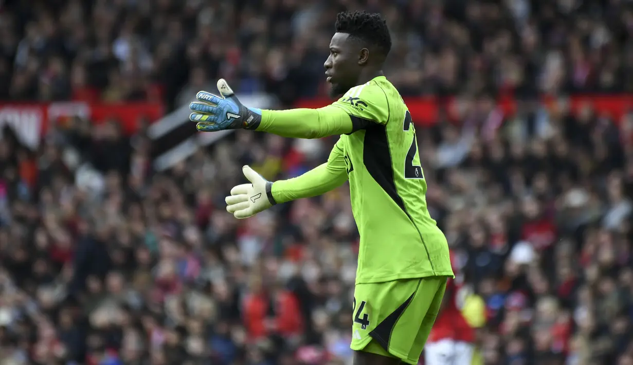 Reaksi tak puas kiper Manchester United, Andre Onana terhadap rekan-rekannya saat menghadapi Burnley pada laga pekan ke-35 Premier League 2023/2024 di Old Trafford Stadium, Manchester, Sabtu (27/4/2024). (AP Photo/Rui Vieira)