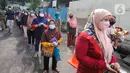 Warga mengantre minyak goreng murah di Kantor Kecamatan Johar Baru, Jakarta, Senin (17/1/2022). Sudin Perindustrian, Perdagangan, Koperasi, Usaha Kecil dan Menengah (PPKUKM) Jakarta Pusat menggelar Operasi Pasar minyak goreng murah dengan harga Rp 14.000 per liter. (Liputan6.com/Herman Zakahria)