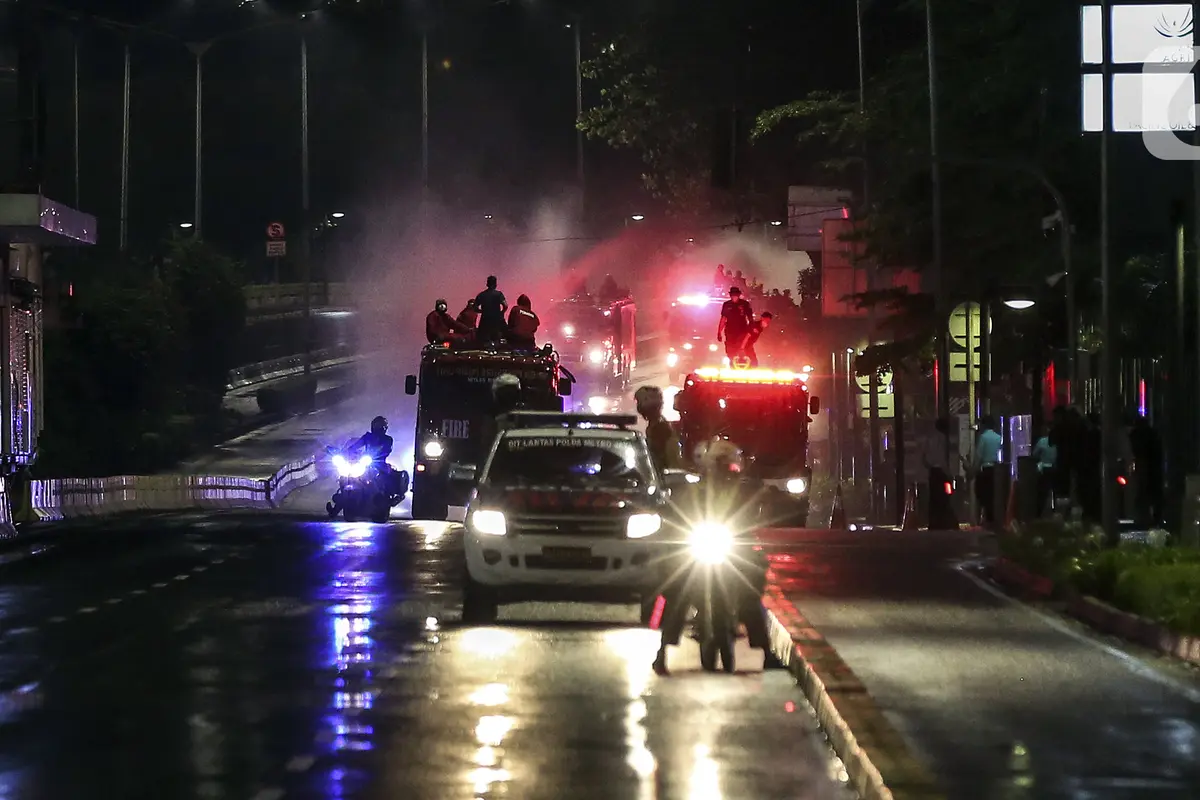 FOTO: Malam Tahun Baru, Jalan Jenderal Sudirman-MH Thamrin Disemprot Disinfektan