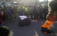 Demonstran bakar ban di dekat rumah Wapres