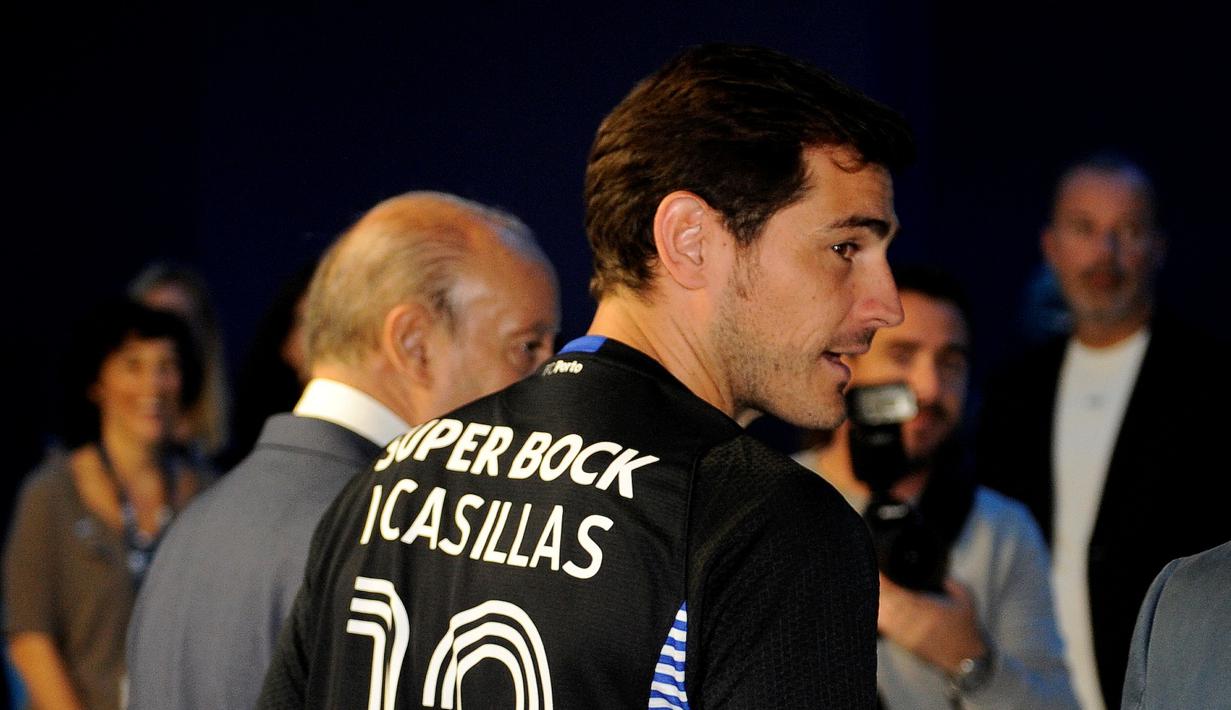 Iker Casillas dengan no. 12 di punggungnya saat berkunjung ke Museum FC Porto di Stadion Dragao, Porto, Portugal. (14/7/2015). (AP Photo/Paulo Duarte)