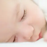 3 Bahan Alami yang Bisa Melentikan Bulu Mata Si Bayi / copyright shutterstock