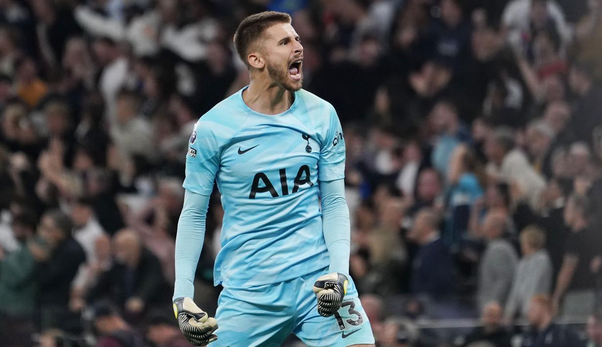 Kiper Tottenham Hotspur, Guglielmo Vicario, merayakan gol bunuh diri yang dicetak oleh pemain Liverpool, Joel Matip, pada laga pekan ketujuh Premier League 2023/2024 di Tottenham Hotspur Stadium, Sabtu (30/09/2023). (AP Photo/Alberto Pezzali)