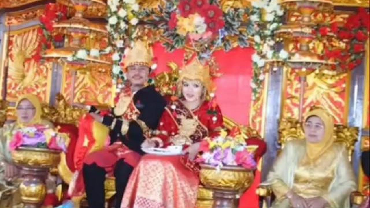 6 Potret Lawas Pernikahan Epy Kusnandar dan Karina Ranau, Harmonis Selama 17 Tahun