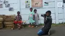 Anak-anak belajar memotret dengan kamera DSLR saat kegiatan pameran Lensa Anak Terminal di Sekolah Master, Depok, Jawa Barat, Rabu  (8/2/2023). Pameran 170 karya foto dari 12 anak-anak terminal di kawasan tersebut merupakan hasil pembelajaran bersama Komunitas Lensa Anak Terminal dan berlangsung  hingga 12 Februari 2023. (merdeka.com/Arie Basuki)