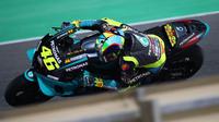 Pembalap Petronas Yamaha SRT, Valentino Rossi pada hari kedua tes pramusim MotoGP 2021 di Sirkuit Losail, Qatar, Minggu (07/03/2021). (Twitter/Petronas Yamaha SRT)