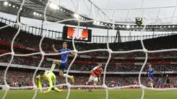 Gol pemain Arsenal, Alexis Sanchez yang gagal dihalau kiper Chelsea pada lanjutan Premier League di Emirates Stadium, Minggu (25/9/2016) dini hari WIB. (Action Images via Reuters/John Sibley)