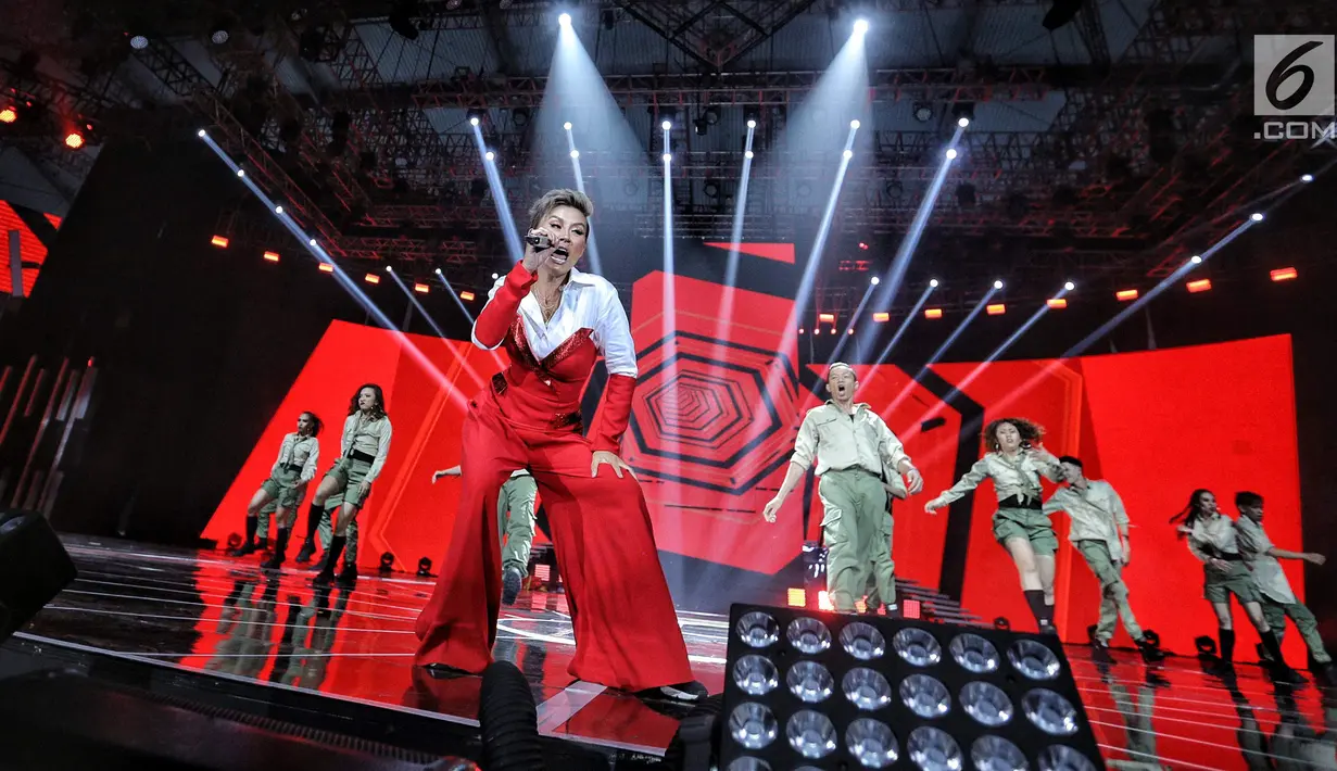 Aksi Agnez Mo saat tampil dalam malam puncak HUT ke-28 SCTV di ICE BSD, Tangerang, Banten, Jumat (24/8). Tema yang diusung dalam Hut ke-28 SCTV adalah The Greatest Celebration. (Liputan6.com/Faizal Fanani)