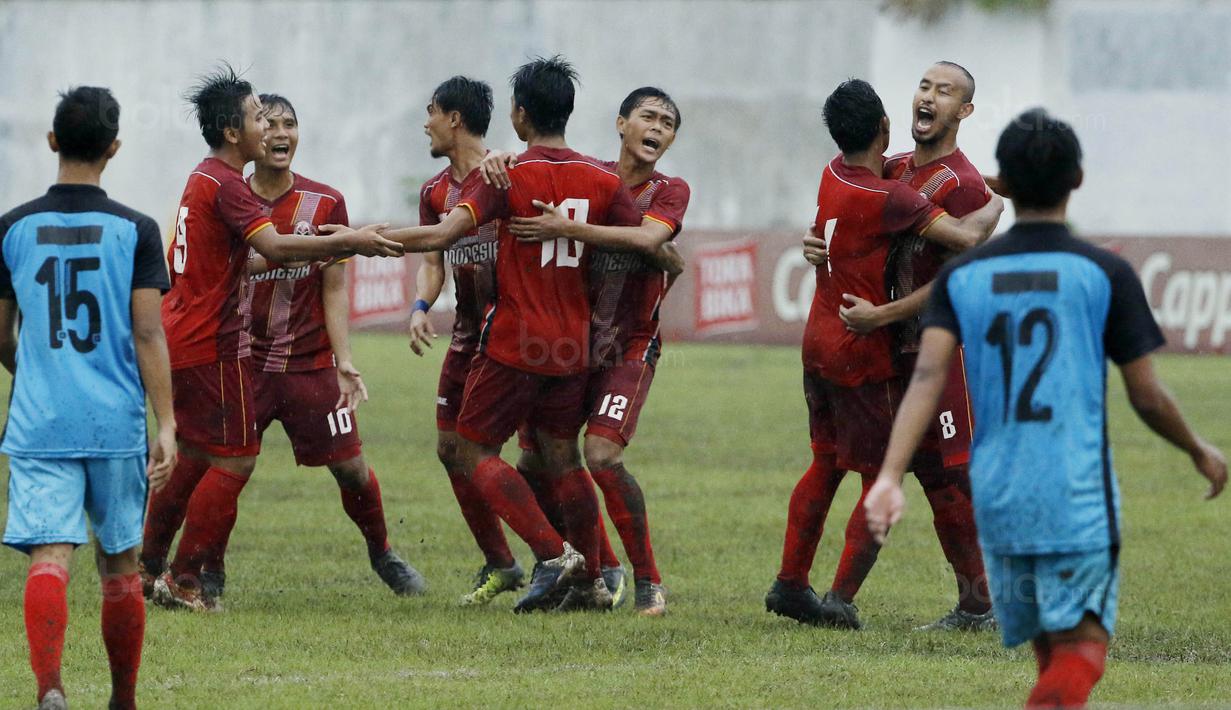Pemain UPI merayakan gol yang dicetak oleh Syahviar ke gawang UMM pada laga final Torabika Campus Cup 2017 di Stadion Cakrawala, Malang, Kamis (23/11/2017). UMM menang WO atas UPI. (Bola.com/M Iqbal Ichsan)