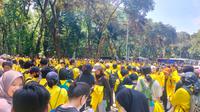 Sejumlah mahasiswa yang tergabung pada BEM UI akan berangkat melakukan aksi di DPR RI. (Liputan6.com/Dicky Agung Prihanto)