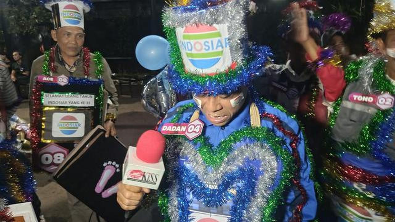 Aksi Pedagang Sapu Hingga Tukang Las Hias Alat Dagang di HUT Indosiar, Ada yang Pakai Aksesori Love!