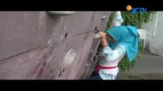 Peringati Hari Kartini, belasan wanita tua dan muda di Sidoarjo berlatih panjat dinding setinggi 15 meter, hingga mengibarkan bendera merah putih.