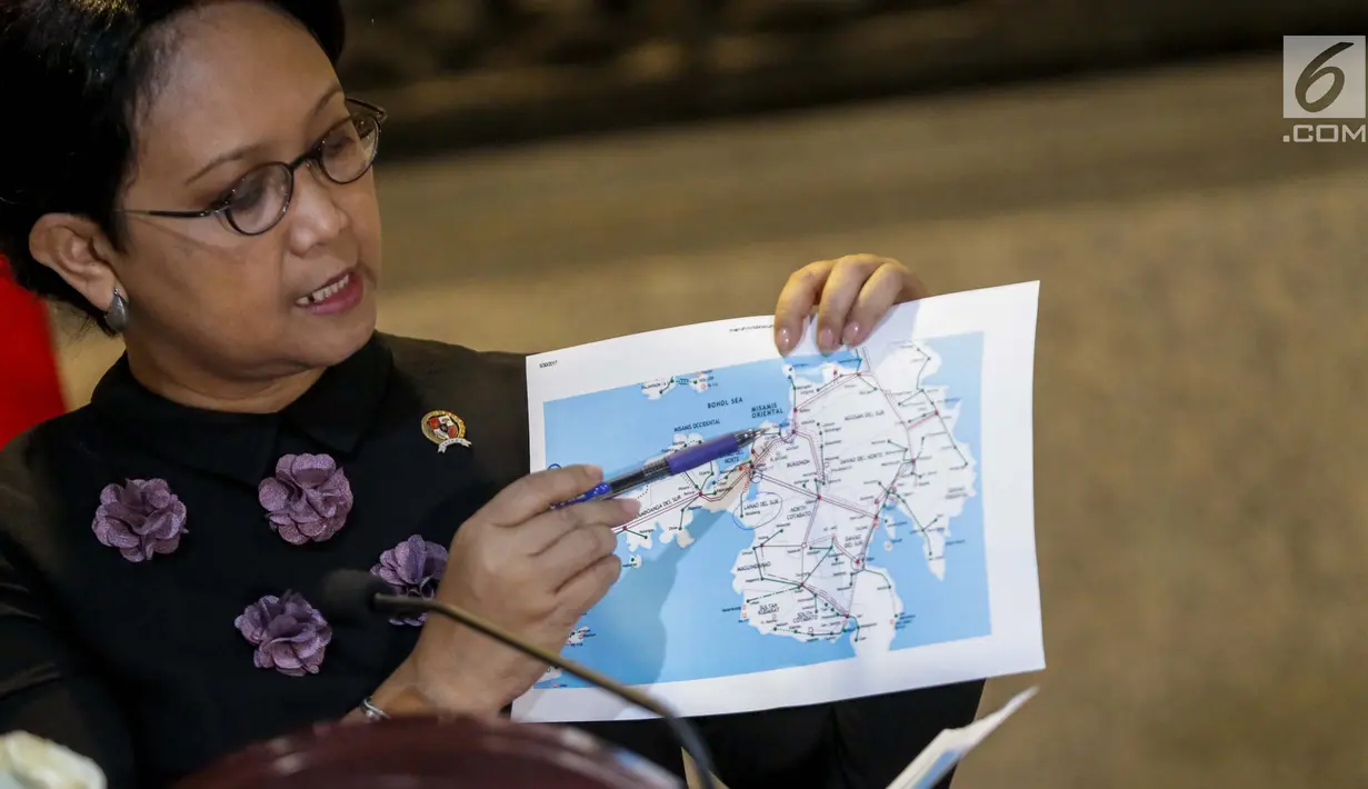 Menlu RI, Retno Marsudi menunjuk peta sambil menjelaskan perkembangan WNI yang terjebak operasi militer Marawi, Filipina di Jakarta, Selasa (30/5) (Liputan6.com/Faizal Fanani)