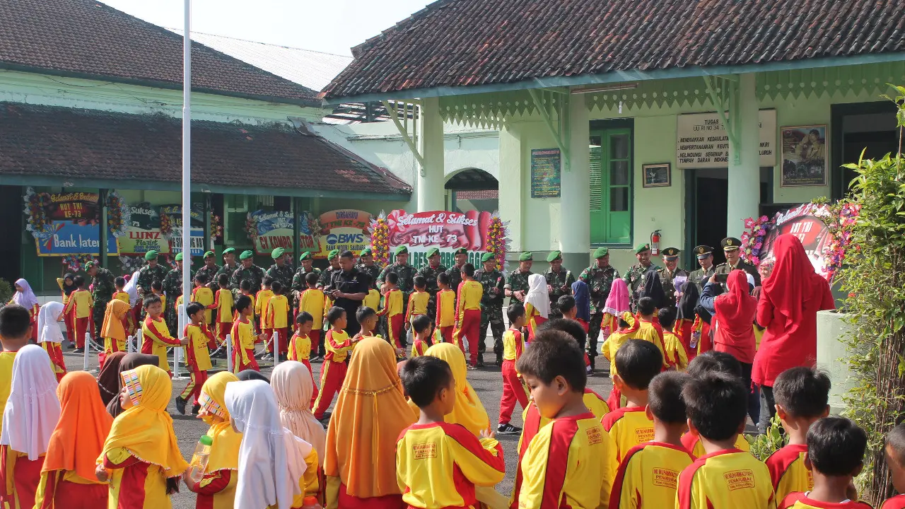 Markas Kodim 0702/Purbalingga diserbu anak-anak MI Panaruban di HUT ke-73 TNI. (Foto: Liputan6.com/KODIM 0702/Muhamad Ridlo)
