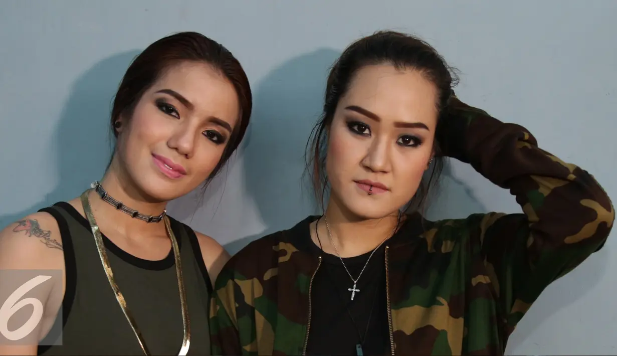 Sheila Marcia (kiri) dan Melodya Vanessa berpose usai mengisi program talk show di kawasan Tendean, Jakarta, Senin (19/9). Saat ultah pada 3 September lalu, Sheila dihadiahi sebuah cincin berlian dan mobil oleh Vanessa. (Liputan6.com/Herman Zakharia)