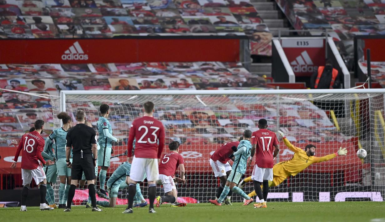 Tendangan bebas pemain Manchester United, Bruno Fernandes (kiri) berhasil menjebol gawang Liverpool pada laga babak keempat FA Cup 2020-21 di Old Trafford, Senin (25/01/2021). (Foto: AP/Pool/Laurence Griffiths)
