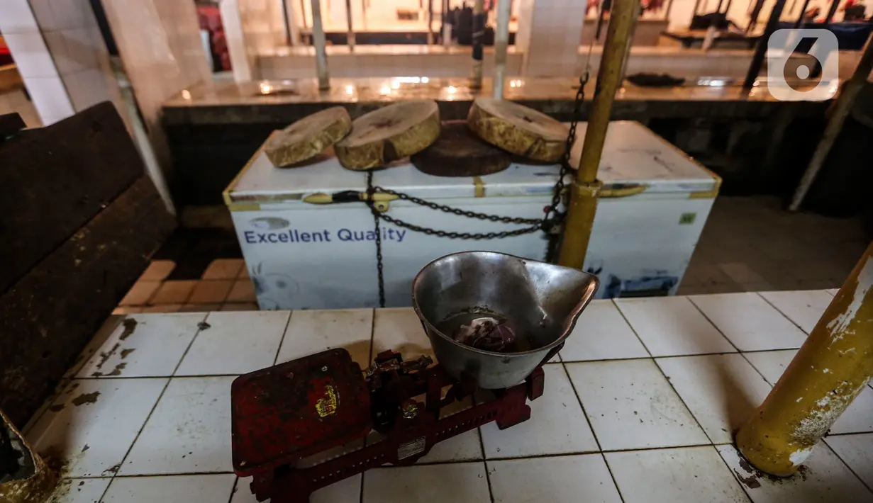 Timbangan terlihat di los pedagang daging yang kosong di Pasar Kebayoran, Jakarta, Rabu (20/1/2021). Para pedagang daging sapi di sejumlah pasar di kawasan Jakarta, Bogor, Depok, Tangerang, dan Bekasi (Jabodetabek) menggelar aksi mogok jualan hingga Jumat (22/1). (Liputan6.com/Johan Tallo)