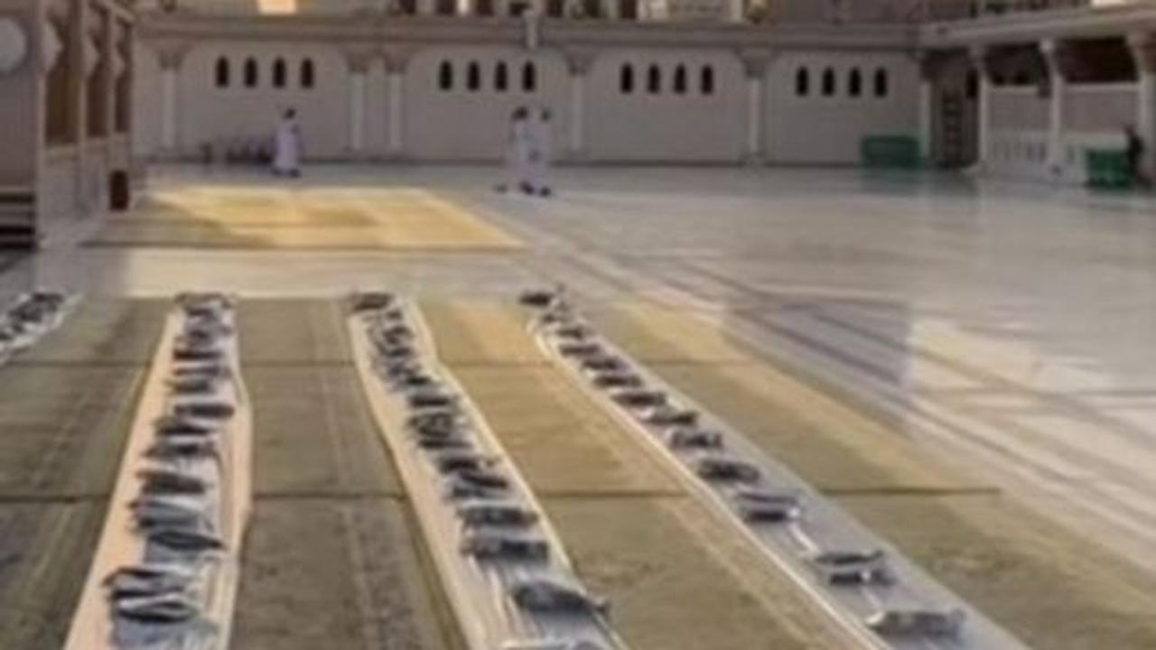 "Pak saya boleh minta sisa kuenya? Sedikit saja, saya belum makan Pak, saya tidak berpuasa karena saya non muslim," ujarnya. <br>