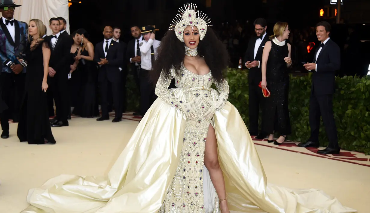 Penyanyi Cardi B saat tiba untuk menghadiri Met Gala 2018 di Metropolitan Museum of Art, New York (7/5). Tema Met Gala kali ini adalah “Heavenly Bodies: Fashion and the Catholic Imagination”. (Photo by Evan Agostini/Invision/AP)