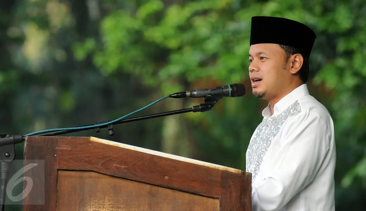 Walikota Bogor, Bima Arya menyampaikan sambutan jelang melaksanakan Salat Idul Fitri 1437 H di Kebun Raya Bogor, Rabu (6/7). Tahun ini, Pemkot Bogor menyelenggarakan Salat Id yang dipusatkan di Kebun Raya. (Liputan6.com/Helmi Fithriansyah) 
