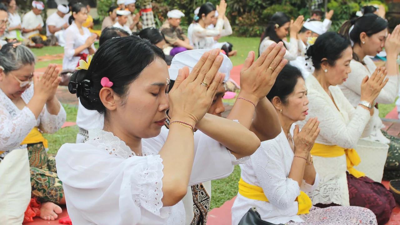 FOTO: Suasana Khusyuk Perayaan Galungan di Pura Cinere, Jakarta