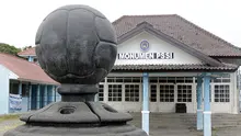 Patung bola yang berdiri kokoh di bagian depan Museum PSSI (Bola.com/Vincentius Sawarno)