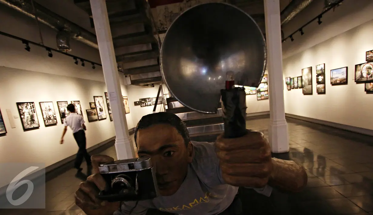Sebuah patung wartawan ikut dipajang di pameran bertajuk Arkamaya di Galeri Foto Jurnalistik Antara, Jakarta, Selasa (5/4). Pameran tersebut menampilkan karya jurnalistik dari 26 fotografer peserta workshop. (Liputan6.com/Immanuel Antonius)