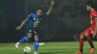 Hendro Siswanto (kiri - Arema FC) berusaha melewati hadangan pemain Semen Padang.