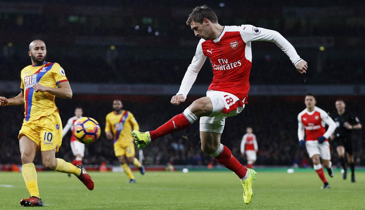Bek Arsenal, Nacho Monreal, mengirimkan umpan saat melawan Crystal Palace. Sejak awal laga Arsenal terus menekan Palace, total The Gunners melakukan tujuh kali tembakan ke arah gawang, sementara Palace hanya empat kali. (Reuters/Stefan Wermuth)