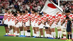 Pemain rugby Jepang berdoa untuk korban Topan Hagibis sebelum melawan Skotlandia di Piala Dunia Rugbi 2019 di Stadion Internasional Yokohama (13/10/2019). Sebelumnya Topan Hagibis menerjang wilayah Jepang bagian utara termasuk Tokyo, pada Minggu pagi, (13/10). (AFP Photo/William West)