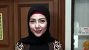 Pemeran dalam film Rumah Angker Pondok Indah, menjawab pertanyaan wartawan bahwa salah satu isi doanya, minta agar cepat-cepat selesai urusannya. Selama ini ia mengaku ribet dan pusing dengan urusan perceraiannya. (Deki Prayoga/Bintang.com)