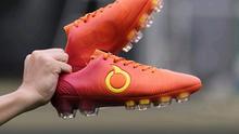 Sepatu sepak bola Ortuseight, bagian bawahnya memiliki desain yang modern karena pul tidak hanya berbentuk bulat tapi juga dengan bilah-bilah tipis.
