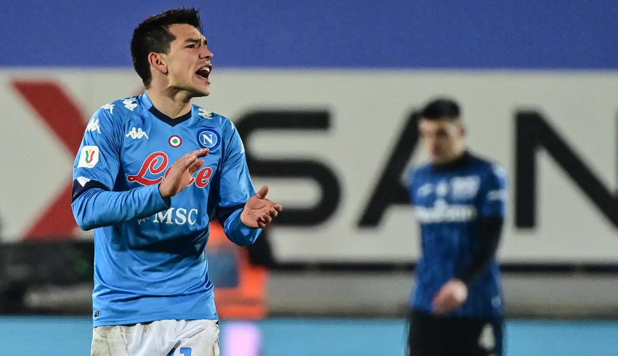 Penyerang Napoli, Hirving Lozano bersorak setelah mencetak gol ke gawang Atalanta pada pertandingan leg kedua semifinal Coppa Italia di stadion Azzurri d'Italia di Bergamo, Kamis (11/2/2021).  Atalanta menang atas Napoli 3-1. (AFP/Miguel Medina)