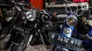 Sejumlah sepeda motor rakitan di Classic Batavia Garage, Jakarta Selatan, Selasa (22/6/2021). Pandemi covid-19, bengkel Classic Batavia Garage kebanjiran jasa service dan modifikasi motor-motor sesuai dengan pesanan pelanggan. (Liputan6.com/Johan Tallo)