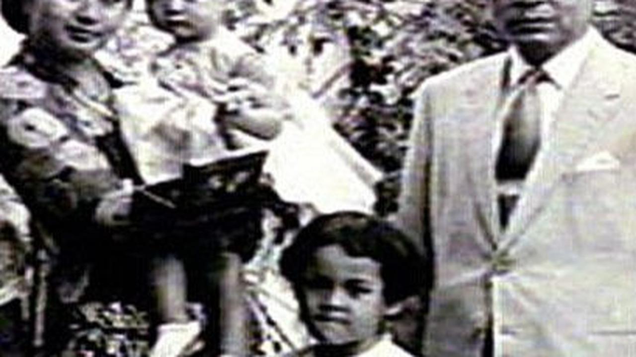 Sama seperti foto Soekarno bersama Fatmawati, potret lawas Bung Hatta dan Rahmi juga menjadi sorotan. Khususnya dengan tatapan keduanya yang penuh cinta.<br>