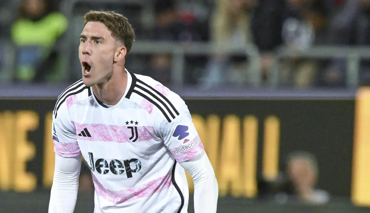 Pemain Juventus, Dusan Vlahovic, melakukan selebrasi setelah mencetak gol ke gawang Cagliari pada laga Liga Italia di Stadion Unipol Domus, Sabtu (20/4/2024). Hasil imbang ini tidak mengubah posisi kedua tim di klasemen sementara. Juventus masih ada di peringkat tiga klasemen Liga Italia 2023/2024. (Gianluca Zuddas/LaPresse via AP)