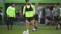 Isco dari Real Betis mengontrol bola dalam sesi latihan jelang final Conference League kontra Chelsea di Wroclaw, Polandia, Selasa, 27 Mei 2025. (AP Photo/Petr Josek)