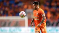 Kapten tim Borneo FC, Stefano Lilipaly menguasai bola saat menghadapi pemain Madura United pada laga leg kedua semifinal Championship Series BRI Liga 1 2023/2024 di Stadion Batakan, Balikpapan, Kalimantan Timur, Minggu (19/5/2024). (Bola.com/Bagaskara Lazuardi)