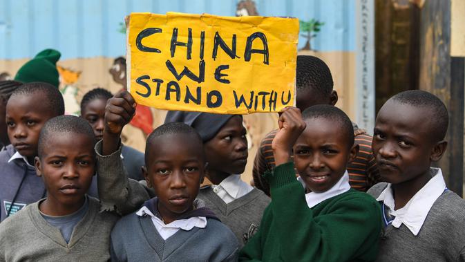 Para murid sekolah dasar Kenya memegang plakat untuk mengekspresikan dukungan kepada China di Nairobi, ibu kota Kenya, pada 19 Februari 2020. Banyak anak di seluruh dunia membuat lukisan sebagai wujud solidaritas terhadap perjuangan China memerangi epidemi coronavirus baru. (Xinhua/Li Yan)
