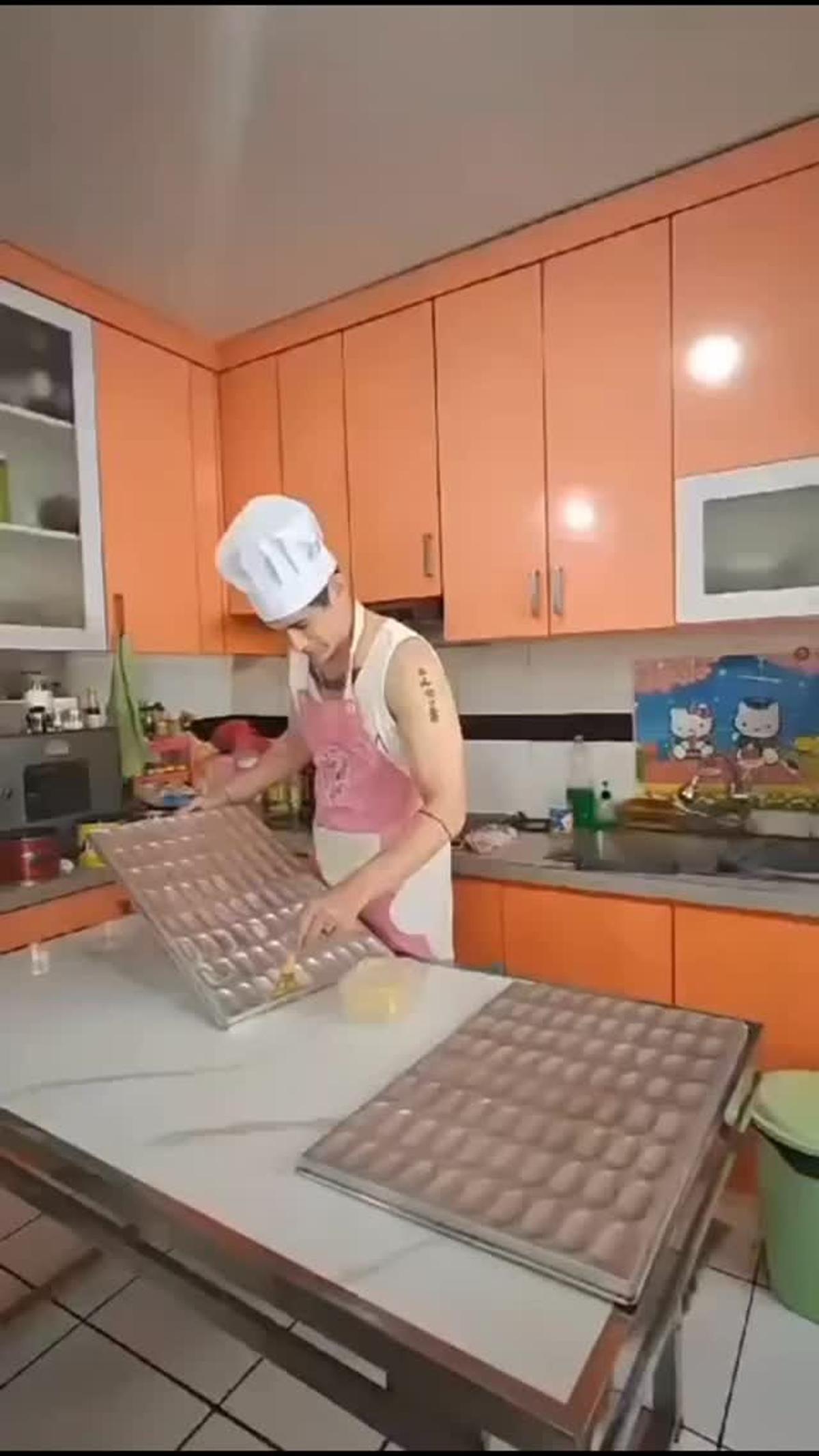 Ganteng dan Gagah, Ternyata Okan Cornelius Juga Jago Bikin Kue - Ini Aksinya saat Buat Lapis Legit