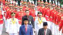 Presiden Joko Widodo atau Jokowi (kiri) didampingi Wakil Presiden Jusuf Kalla berjalan dari Istana Merdeka menuju Istana Negara saat akan melantik Gubernur dan Wakil Gubernur terpilih Maluku Utara Abdul Gani Kasuba dan Al Yasin, Jakarta, Jumat (10/5/2019). (Liputan6.com/Angga Yuniar)