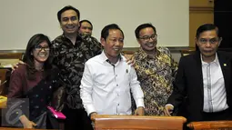 Kepala BIN, Sutiyoso (tengah) foto bersama anggota Komisi I usai mengikuti Rapat Kerja di Kompleks Parlemen, Senayan, Jakarta, Senin (29/2/2016). Rapat tersebut membahas Program Kerja BIN tahun 2016 serta Isu-isu Aktual. (Liputan6.com/JohanTallo)