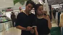 Menghabiskan waktu luang selepas syuting, Megan dan Bryan terlihat berkunjung ke sebuah pusat perbelanjaan. Lagi-lagi mereka melakukan mirror selfie dengan sama-sama mengenakan outfit berwarna hitam. (Instagram/bryandomani_bd_)
