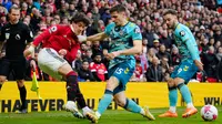 Pemain Manchester United Facundo Pellistri (kiri) menendang bola di depan pemain Southampton Romain Perraud pada pertandingan sepak bola Liga Inggris di Stadion Old Trafford, Manchester, Inggris, 12 Maret 2023. Pertandingan berakhir imbang dengan skor 0-0. (AP Photo/Jon Super)