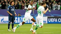 Bek Wolfsburg Rodrigo Rodriguez (kanan) melakukan selebrasi usai mencetak gol kegawang Real Madrid pada leg pertama liga champions di Stadion Volkswagen Arena, Wolfsburg, Jerman (7/4). Madrid takluk atas Wolfsburg dengan skor 2-0. (Reuters/Fabian Bimmer)