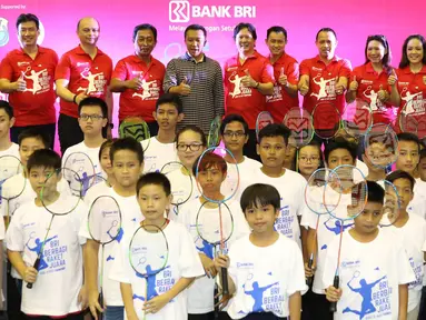 Menpora Imam Nahrawi bersama legenda bulu tangkis dan anak-anak berfoto bersama dalam acara bertajuk BRI Berbagi Raket Juara Road to The Mext Champions di Jakarta, Sabtu (1/10). (Liputan6.com/Immanuel Antonius)