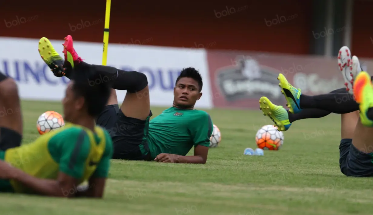 Gaya Fachrudin saat berllatih bersama pada  sesi latihan timnas Indonesia jelang melawan Vietnam pada laga uji coba di Stadion Maguwoharjo, Sleman, Jumat (7/10/2016). (Bola.com/Nicklas Hanoatubun)