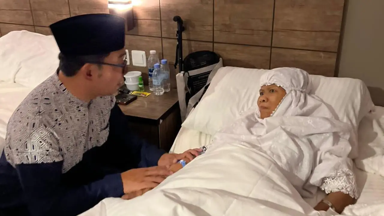 Ridwan Kamil Jenguk Jemaah Haji Jabar yang Sakit Stroke
