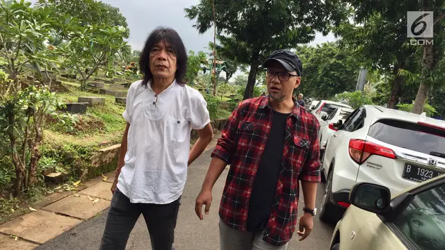 Keluarga dan Kerabat Antar Jenazah Yockie ke Peristirahatan Terakhir
